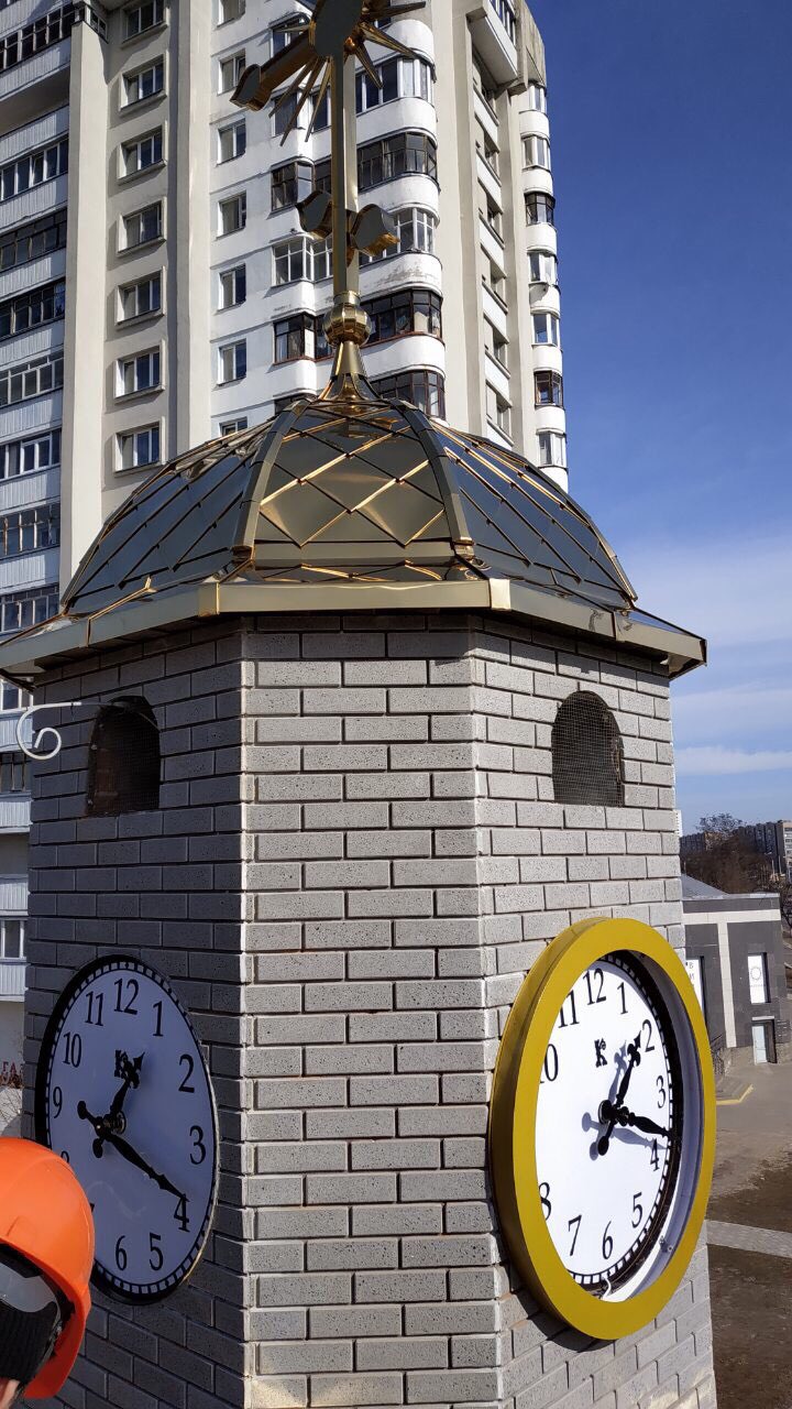 Квартиры на часы минск на час. Башенные часы. Часы фасадные уличные. Часы башенные фасадные уличные (четырехсторонний). Часы фасадные на дом.